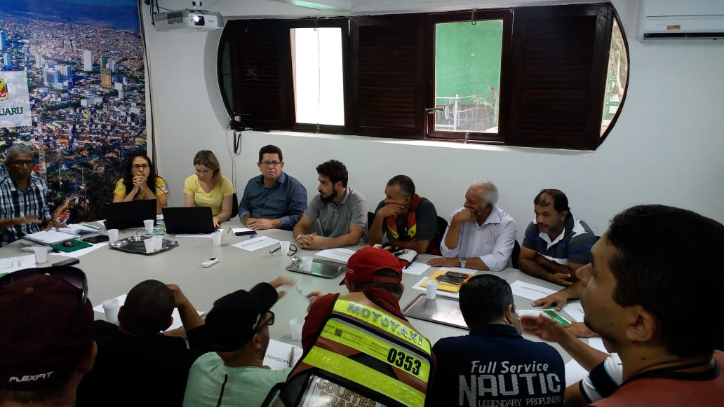 Após protesto, Destra se reúne com representantes de mototaxistas e taxistas