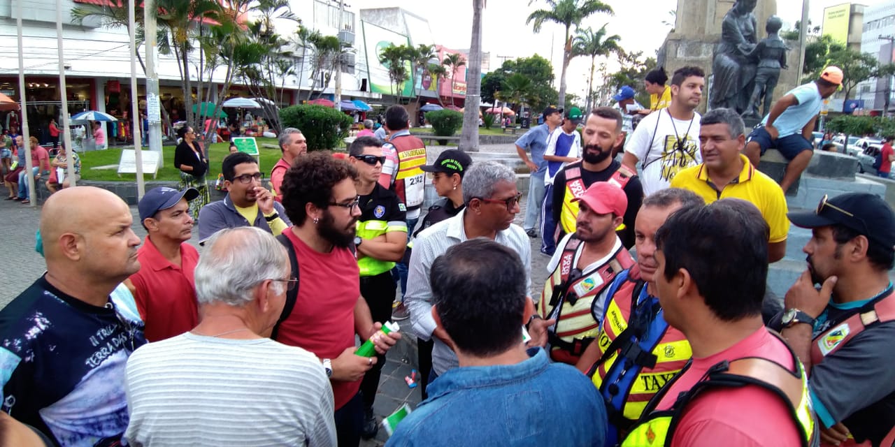 Mototaxistas e taxistas fazem protesto no centro de Caruaru