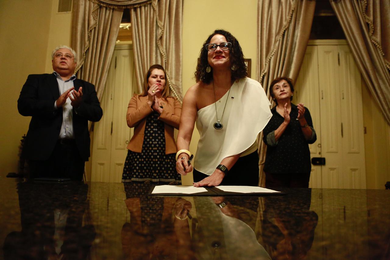 Governadora em exercício assina decreto que cria grupo para analisar a relação  das mulheres com o mercado de trabalho em Pernambuco