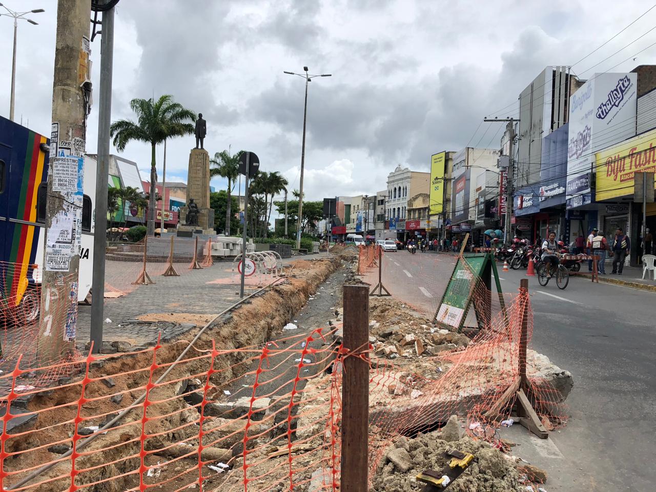 Mesmo sem trabalhadores no local, Prefeitura de Caruaru diz que obras na 15 de Novembro não pararam