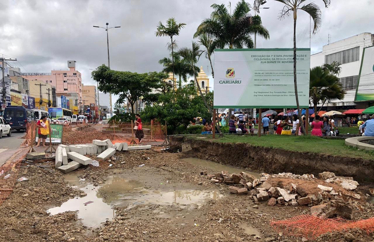 Obras de requalificação da Rua 15 de Novembro estacionam