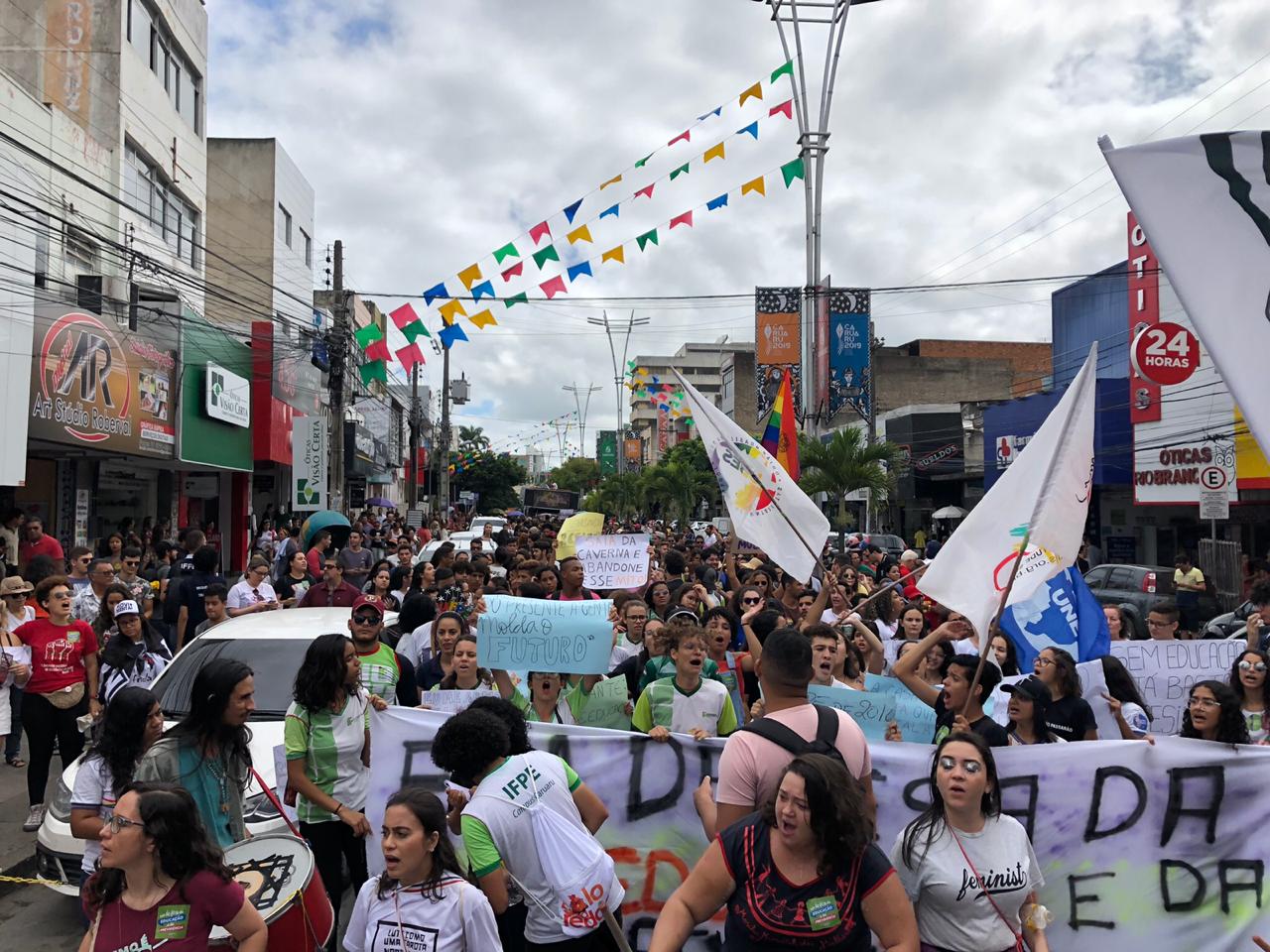 Mais um ato em defesa da Educação foi realizado em Caruaru, nesta quinta-feira (30)