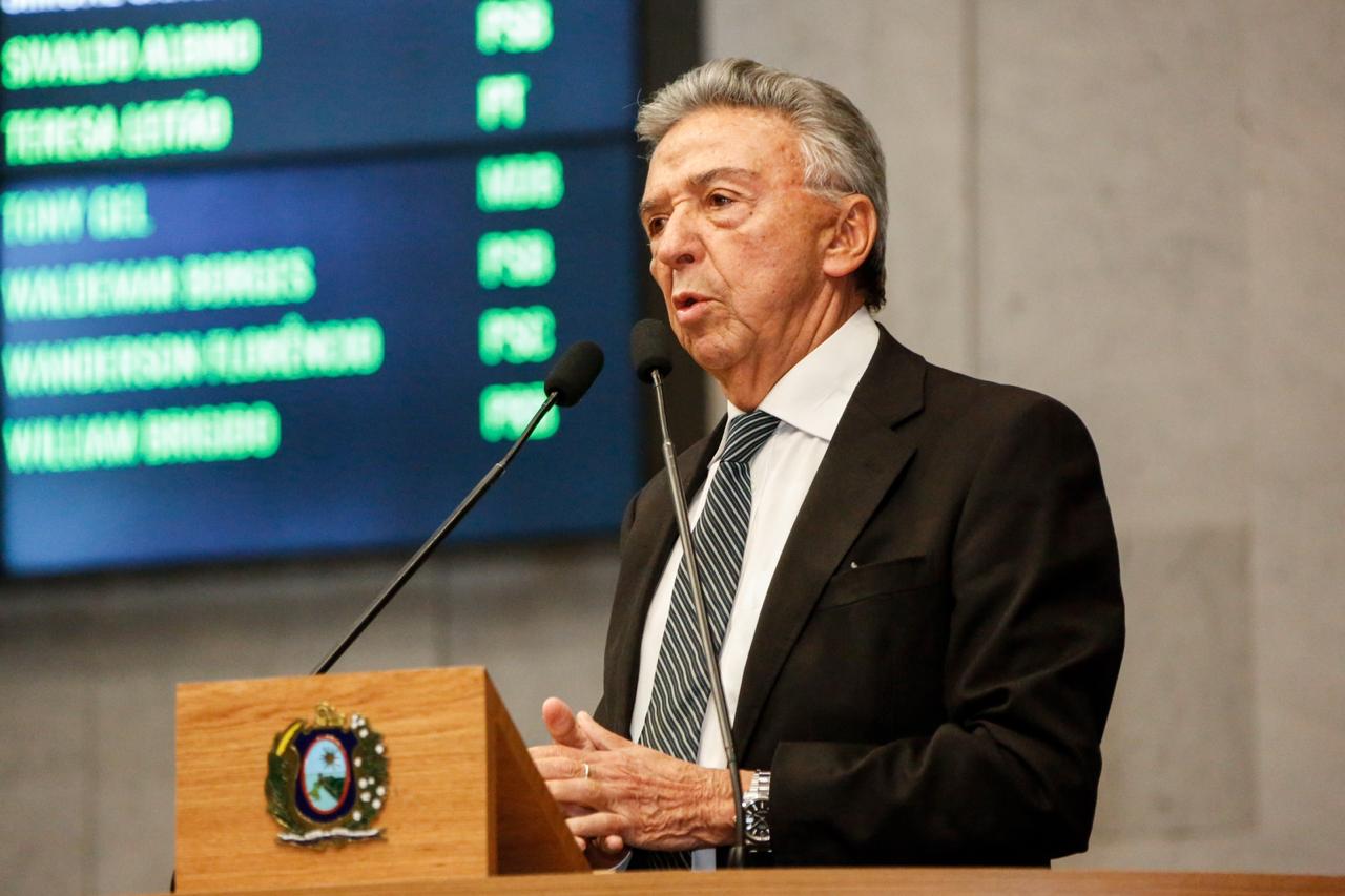 Zé Queiroz pede vinda do curso de Medicina para UPE de Caruaru