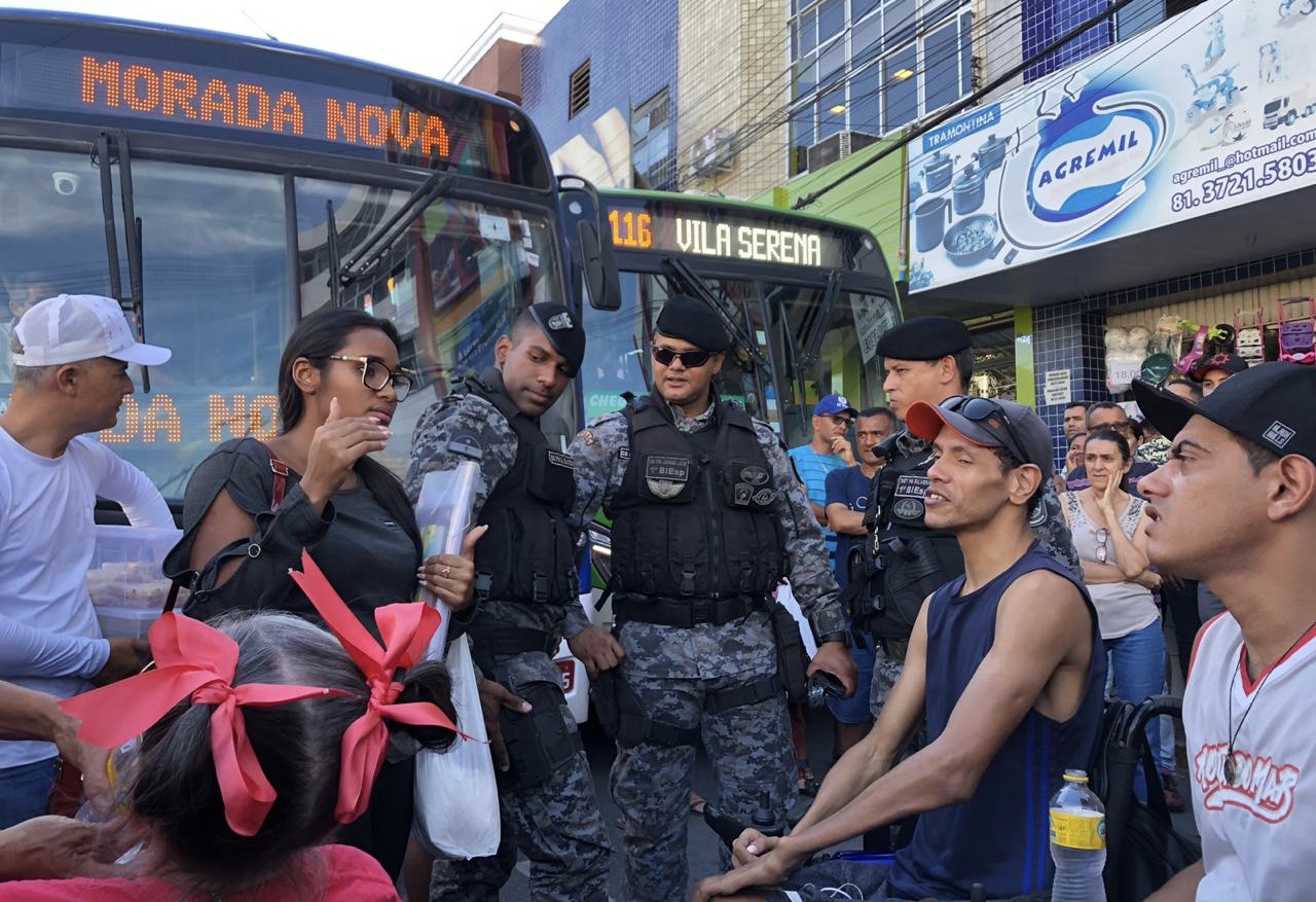 Cadeirantes realizam protesto devido a condições precárias em ônibus de Caruaru