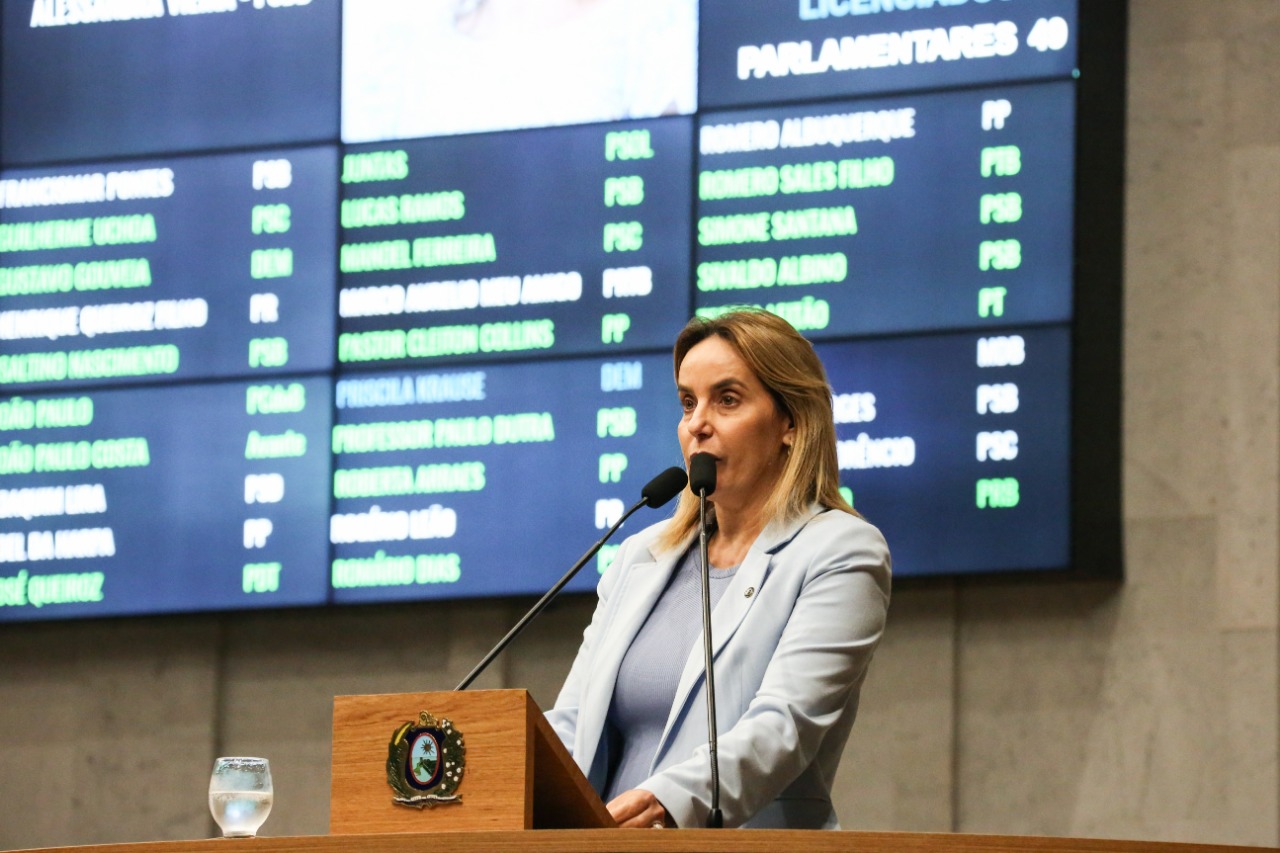 Deputada solicita intérpretes de libras para atendimento a público na Alepe e curso para servidores