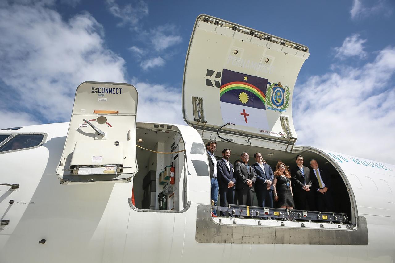 Paulo Câmara recepciona empresa aérea de cargas que aporta em Pernambuco