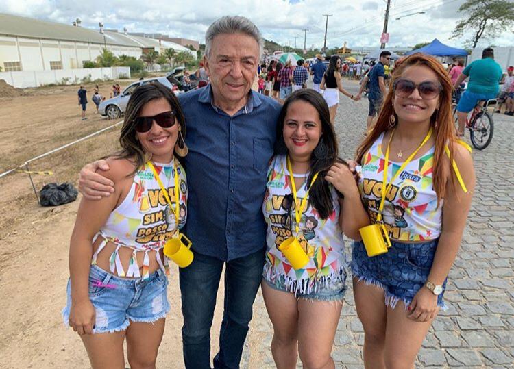 Zé Queiroz marca presença na Caminhada do Cuscuz