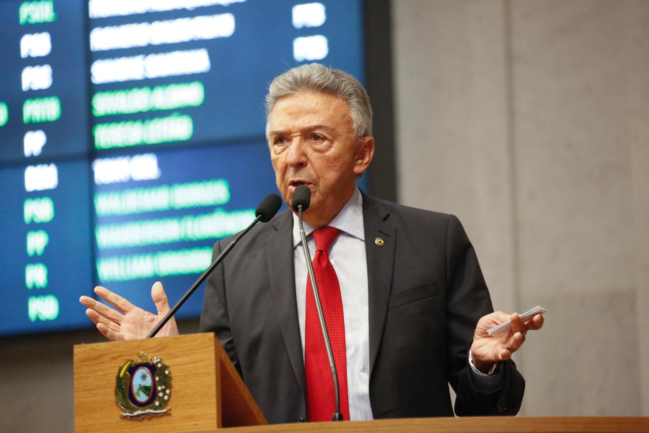 Zé Queiroz sobe o tom contra governo Bolsonaro