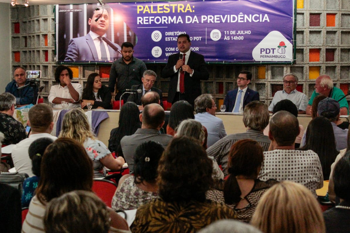 Senador do PDT sugere protestos com entrega de flores