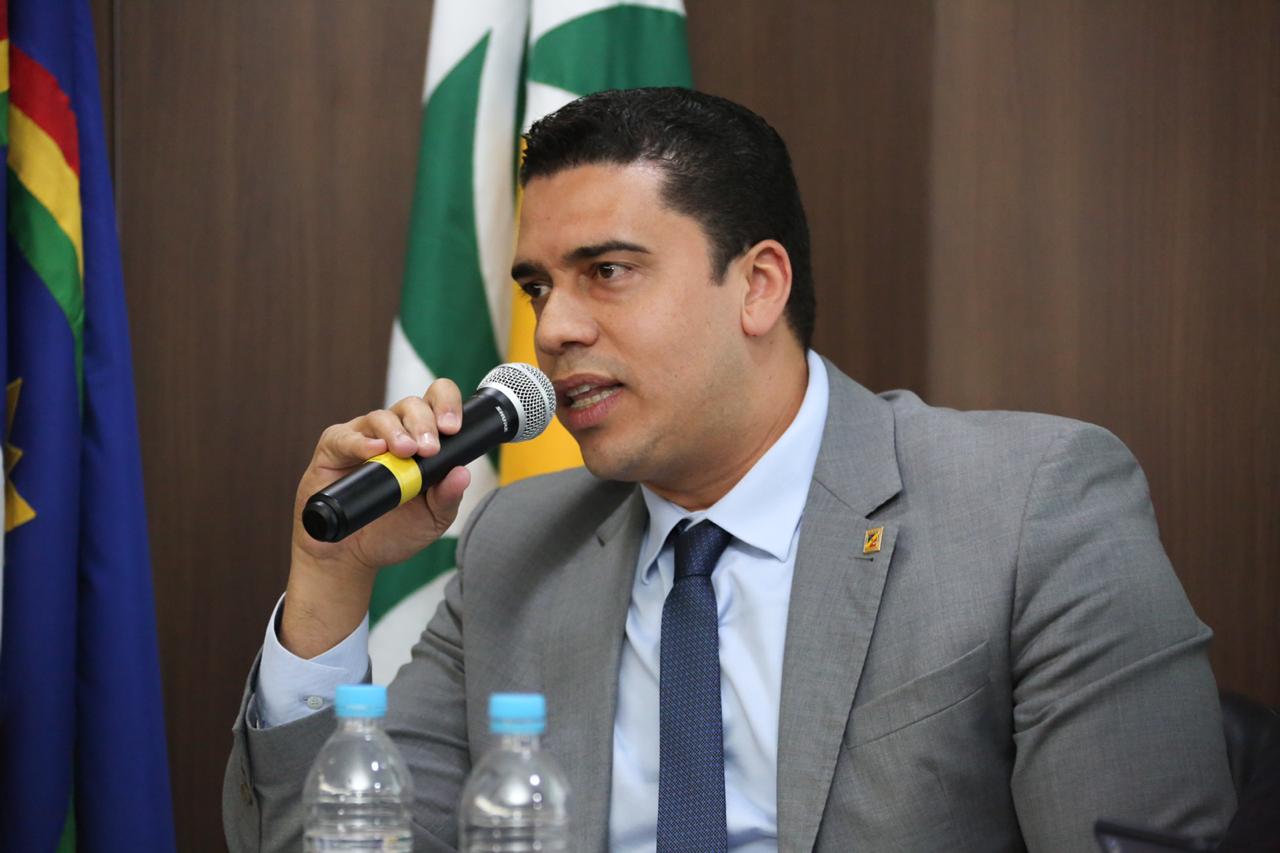 Rodrigo Pinheiro assina decreto que autoriza aumento da passagem de ônibus em Caruaru