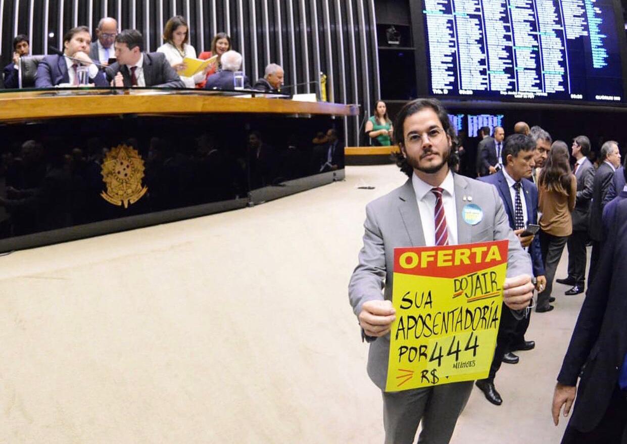 Túlio Gadêlha entra com ação contra Bolsonaro e ministro da Saúde alegando ‘toma lá dá cá’