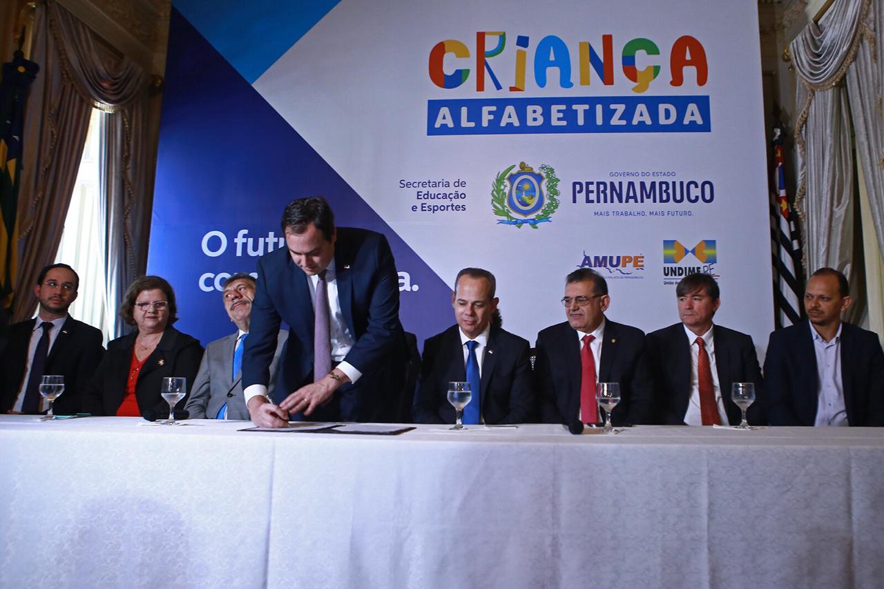 Programa Criança Alfabetizada é sancionado pelo governador Paulo Câmara