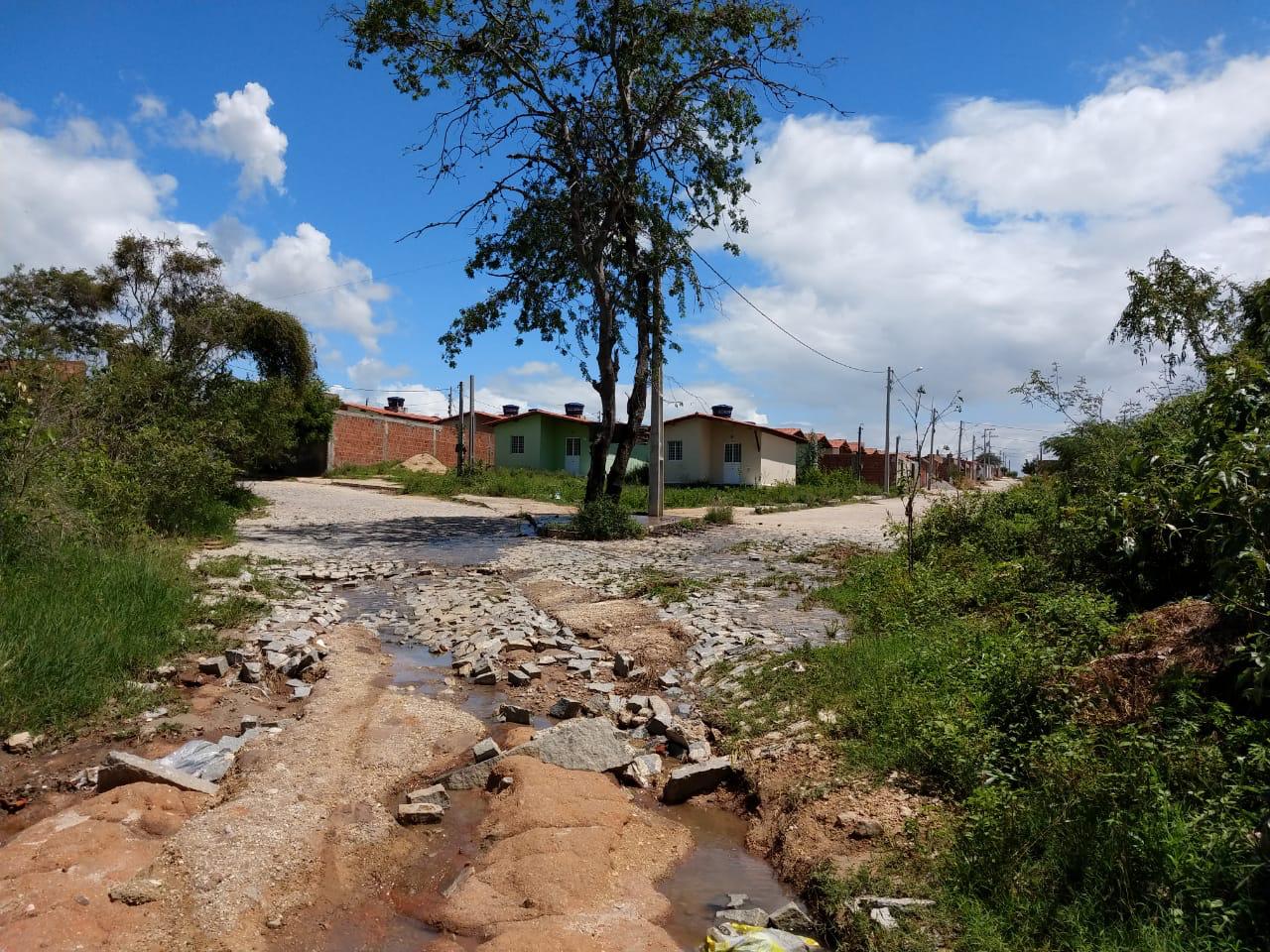 Moradores do Nina Liberato, em Caruaru, reclamam da falta de atenção do poder público