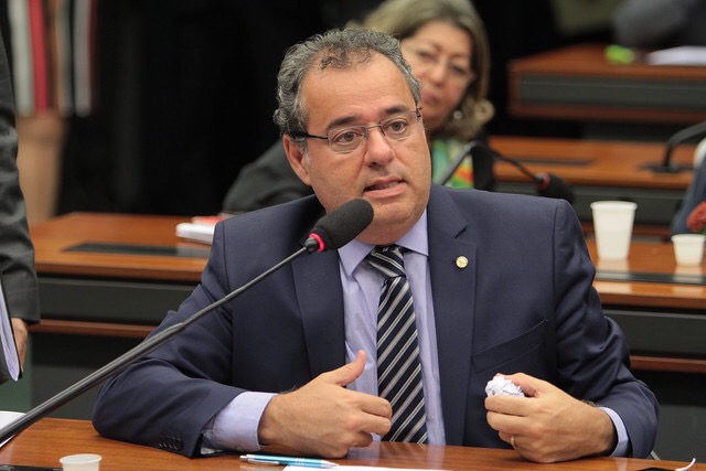 Danilo Cabral apresentará projeto para diminuir efeitos de decreto nas universidades