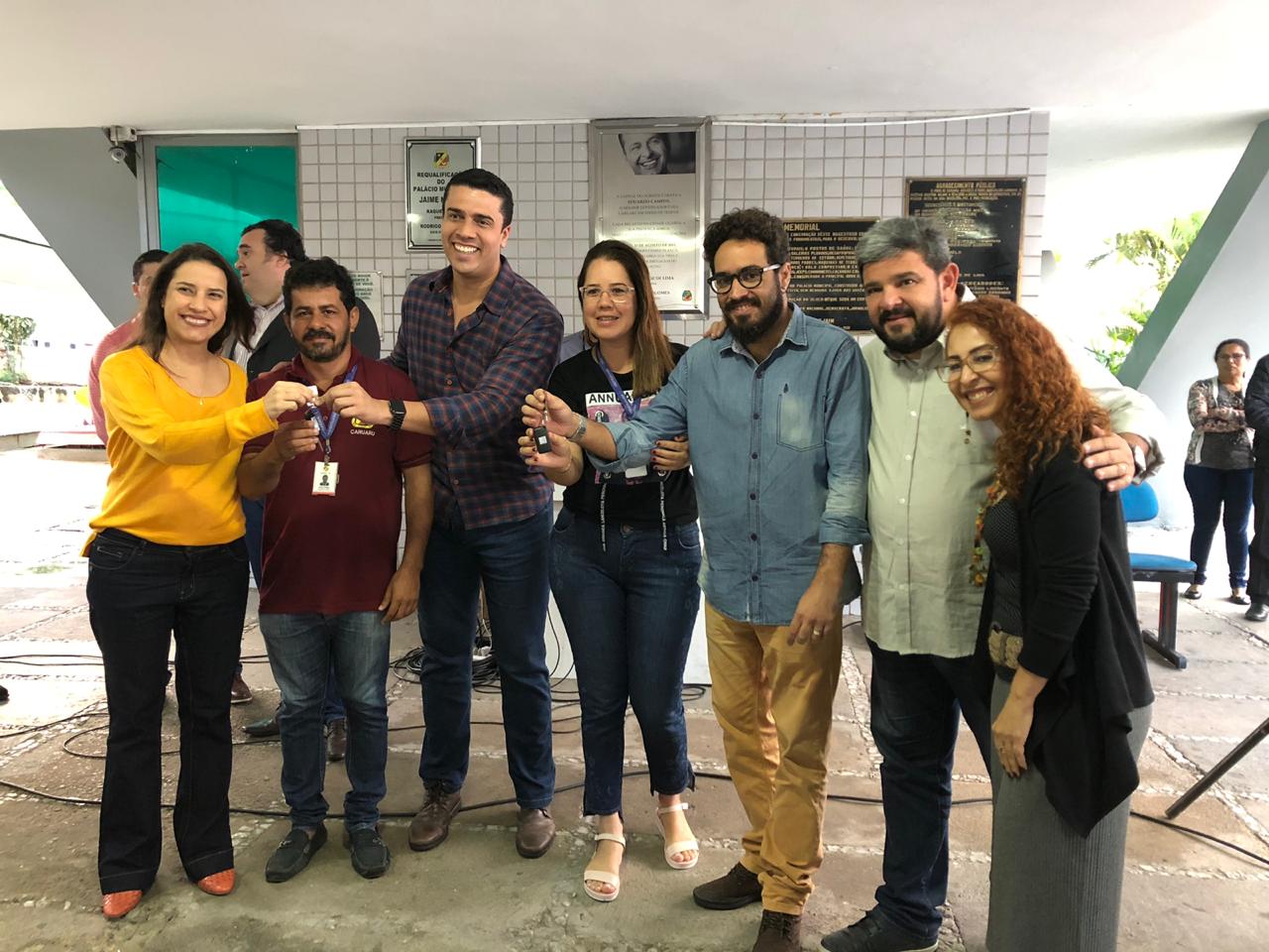 Ao lado do líder da oposição, Raquel Lyra entregou equipamentos para os conselheiros tutelares