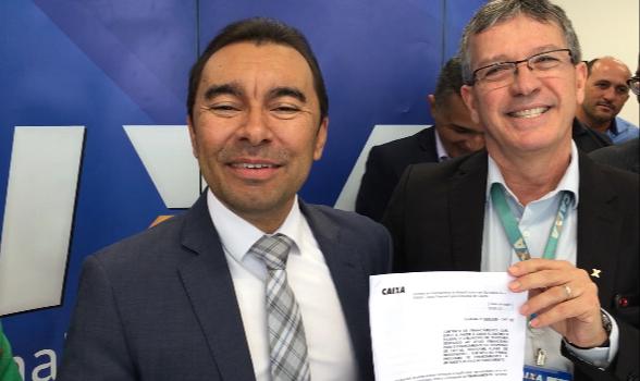 Prefeito Edilson Tavares assina contrato de R$ 10 milhões do Finisa