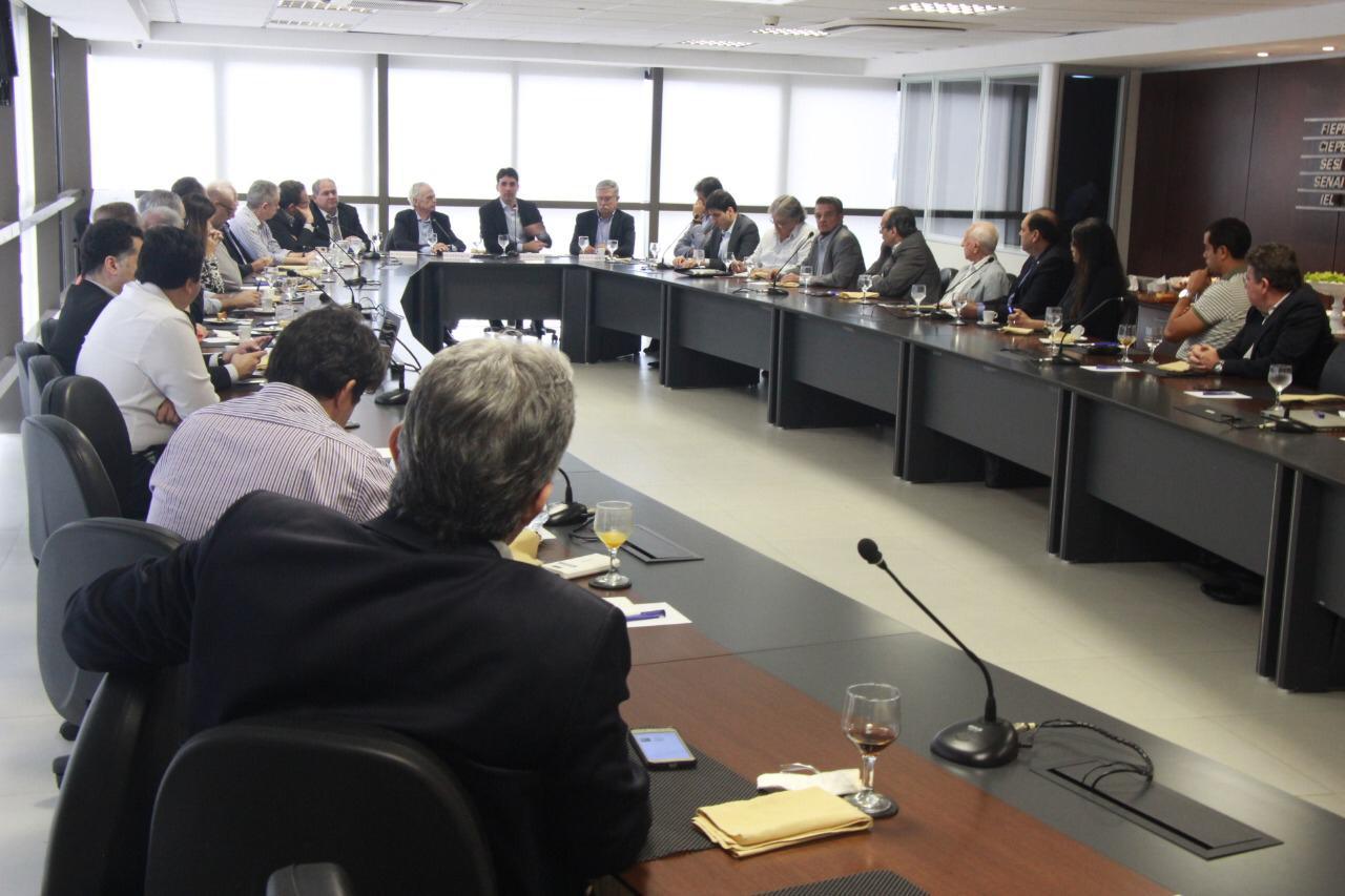 Em encontro com empresários, Silvio Costa Filho critica modelo de desenvolvimento econômico de Pernambuco