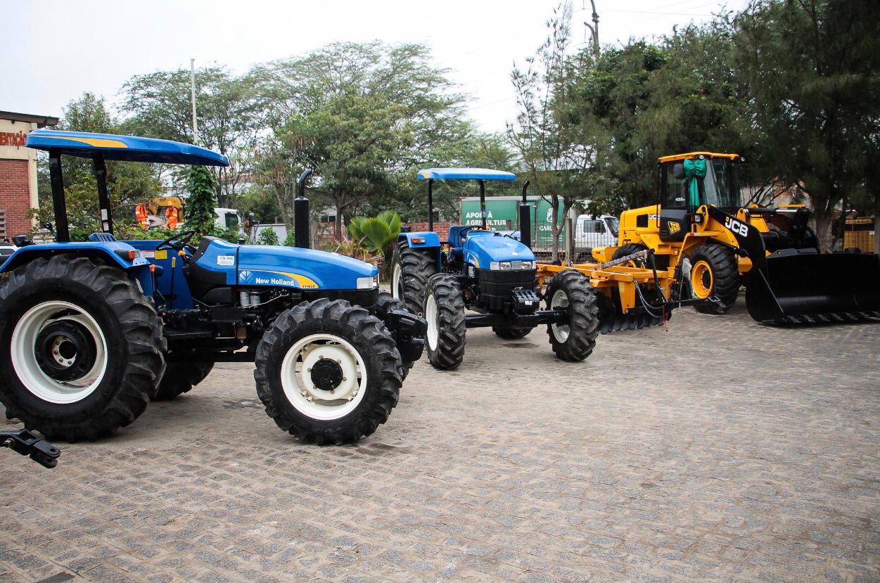 Prefeitura faz entrega de máquinas agrícolas para atender Zona Rural de Caruaru