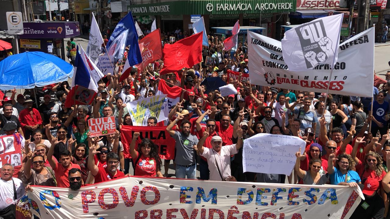 Ato em defesa da educação e da aposentadoria aconteceu em Caruaru