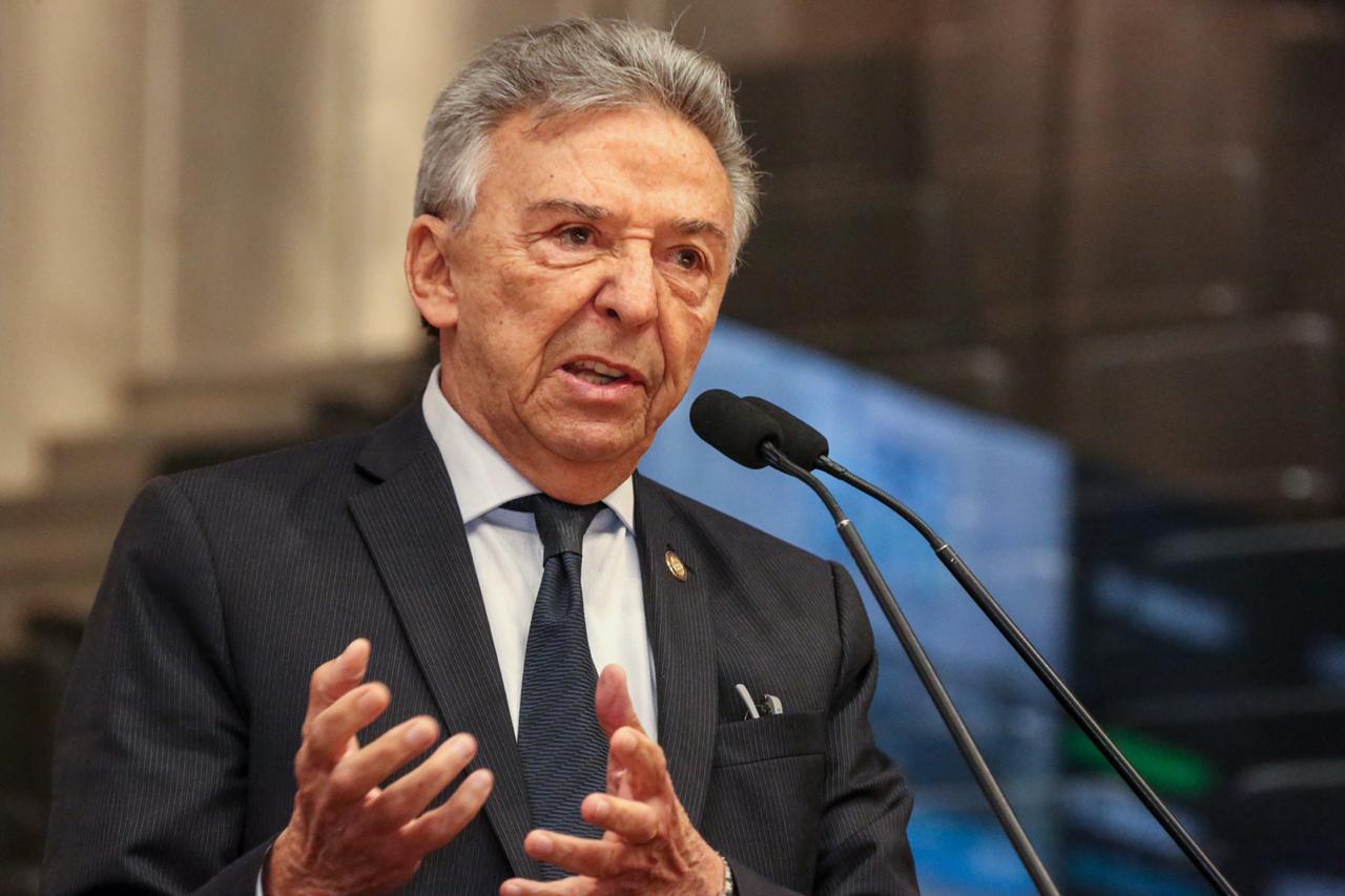 Queiroz usa tribuna da Alepe para criticar políticas trabalhistas do governo Bolsonaro