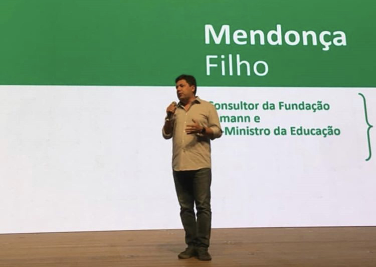 Mendonça Filho é vaiado e se retira de evento