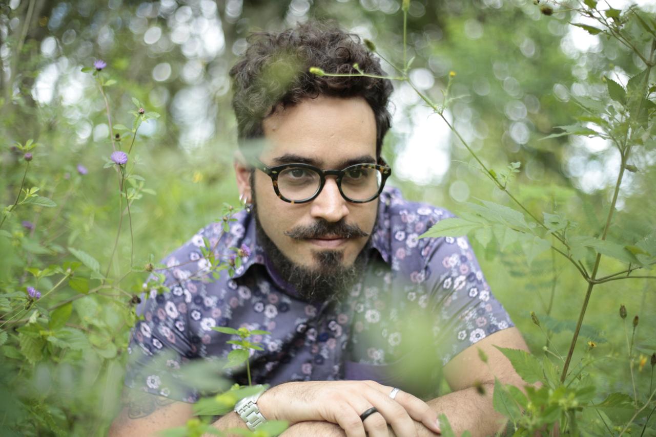 Daniel Finizola lança álbum “Tudo é tão verdadeiro que parece de plástico”