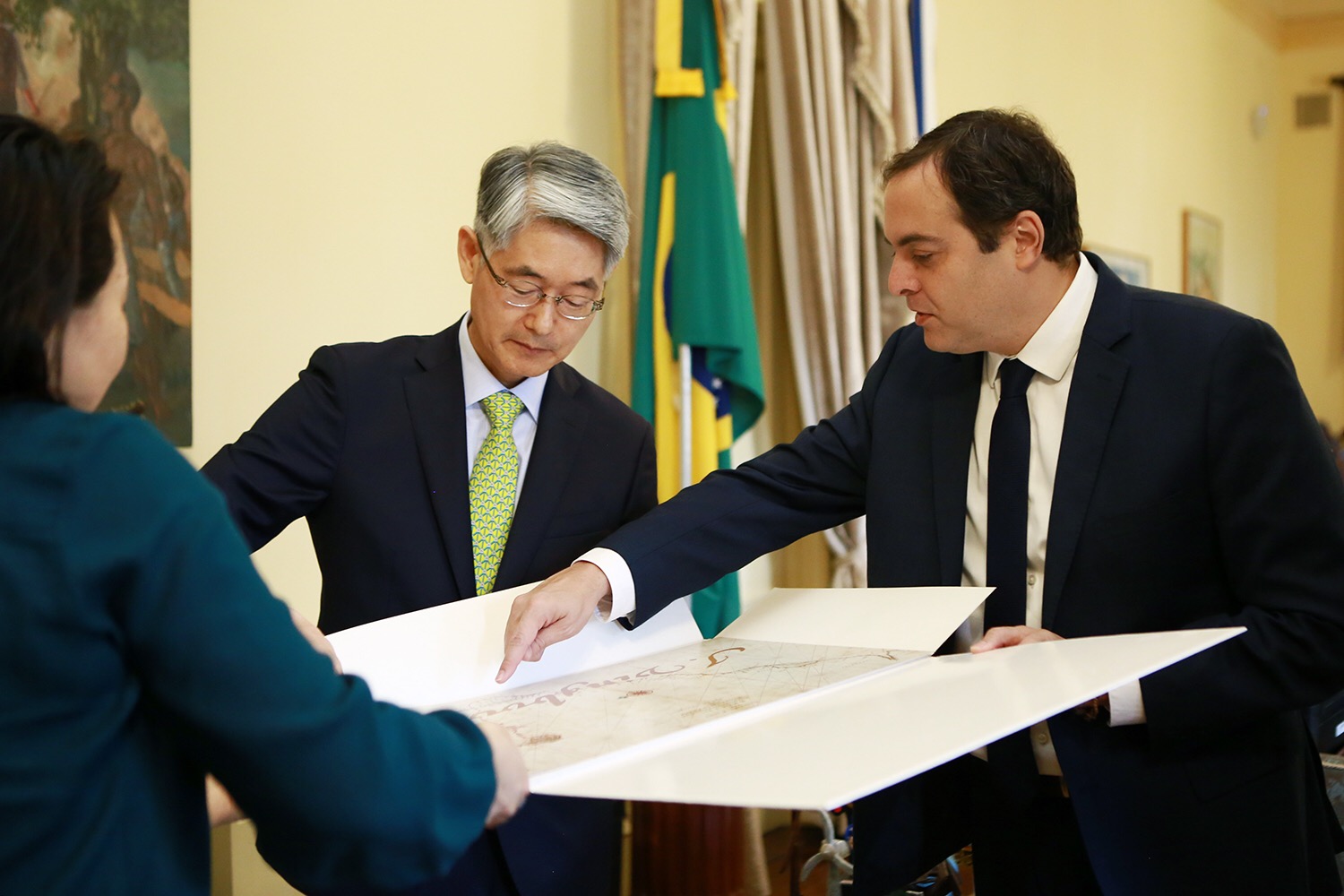 Em busca de novas parcerias, Paulo Câmara recebe embaixador da Coreia do Sul