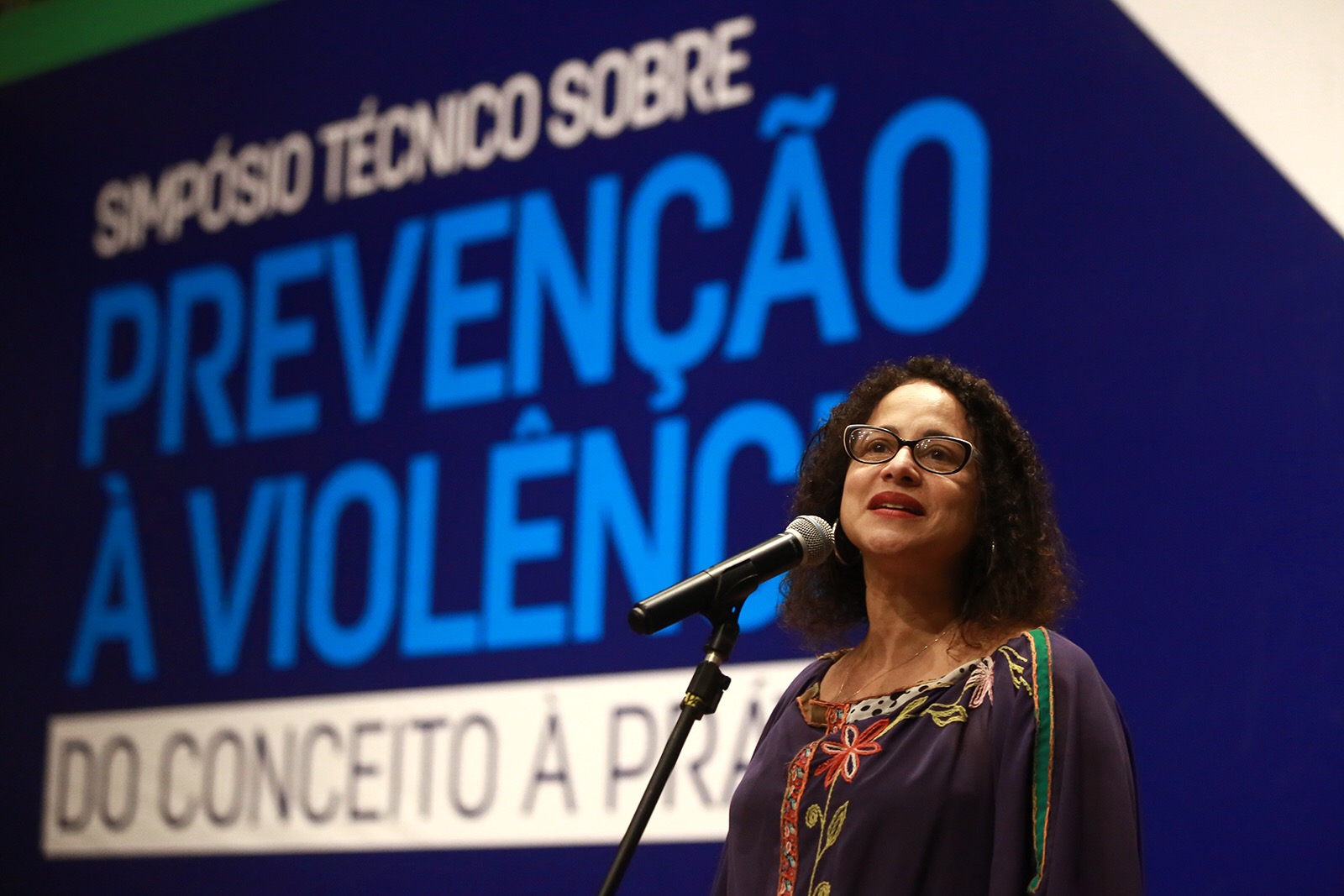 Governadora em exercício comanda abertura de simpósio sobre prevenção à violência