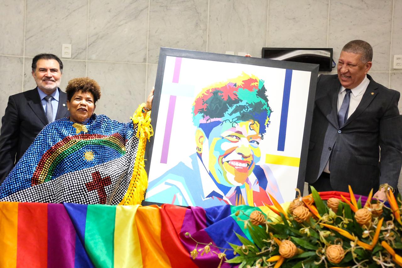 Militante da causa LGBT recebe Título de Cidadã de Pernambuco na Alepe