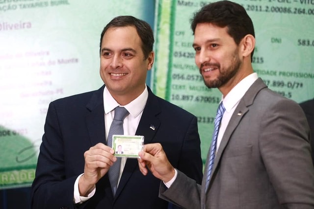 Governador apresenta nova carteira de identidade de Pernambuco