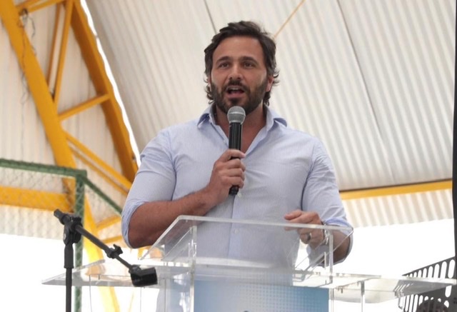 No Twitter, Rodrigo Novaes critica postura de Bolsonaro por óleo derramado no Nordeste