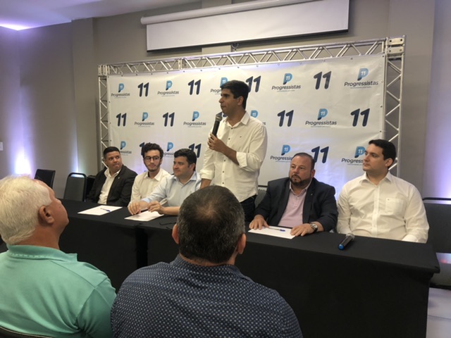 Lessa oficializa pré-candidatura em ato de filiação