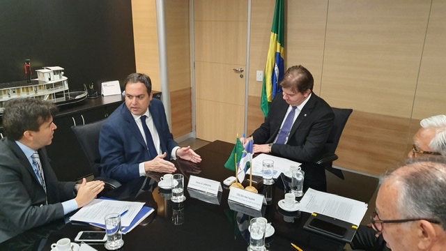 Paulo Câmara se reúne com ministros e trata de obras para Pernambuco