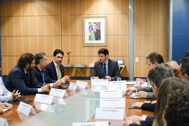 Representantes de Pernambuco e ministro do Turismo se reúnem para buscar medidas sobre os efeitos do óleo no Estado