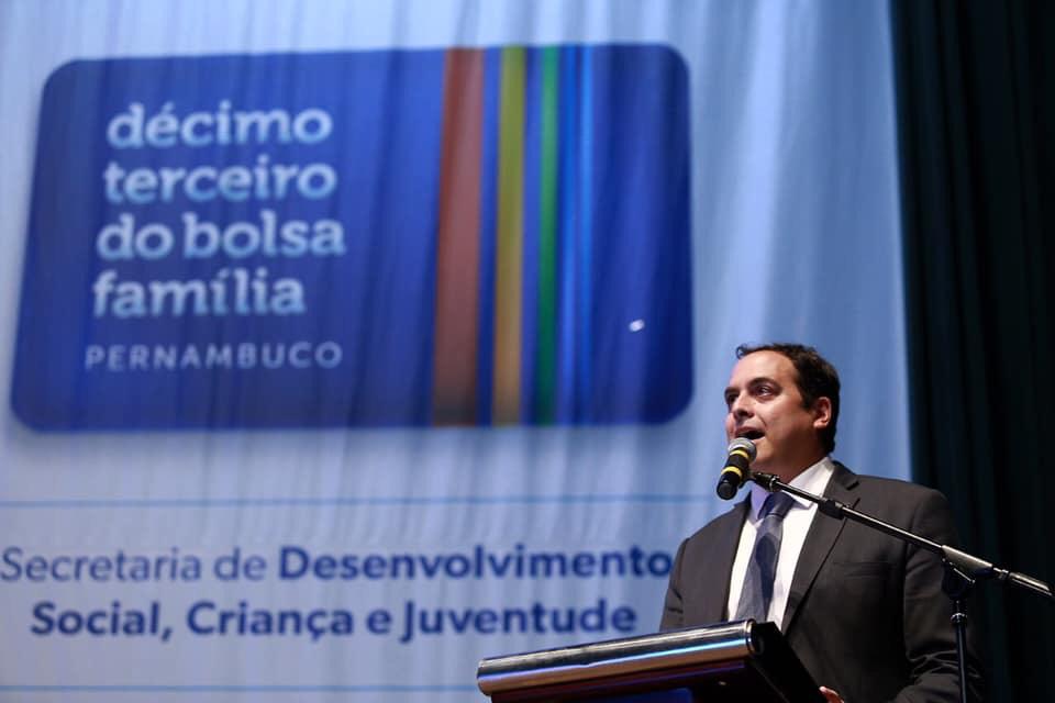 Bolsonaro e Paulo Câmara brigam por paternidade do 13º do Bolsa Família