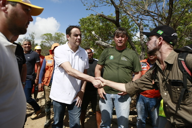 Em Tamandaré, governador acompanha processo de recuperação do Rio Mamucabas