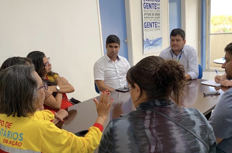 Lessa vai à Compesa com moradores do Luiz Bezerra Torres para resolver problemas de abastecimento