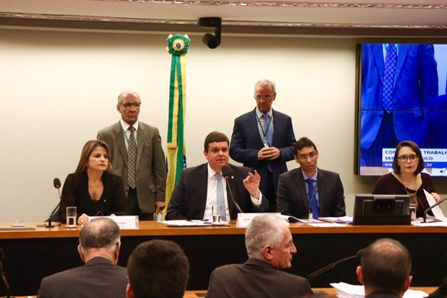 Wolney comemora aprovação de projeto de valorização dos Correios