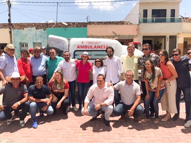 Diogo Moraes faz entrega de ambulância durante agenda em São Bento do Una