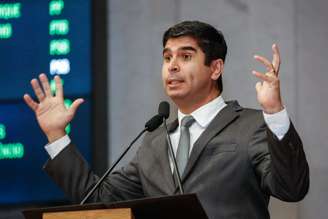 Lessa critica viagem de Bolsonaro em meio a desastre ambiental no Nordeste