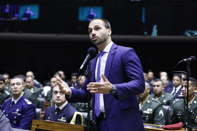 Reviravolta torna Eduardo Bolsonaro novo líder do PSL na Câmara