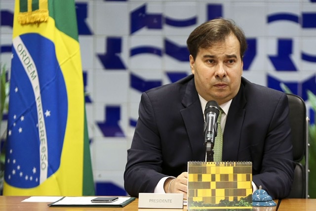 Maia diz que declaração de Eduardo Bolsonaro é passível de punição