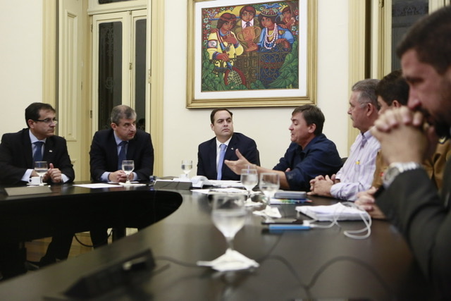 Paulo Câmara monta equipe para combater manchas de óleo em Pernambuco