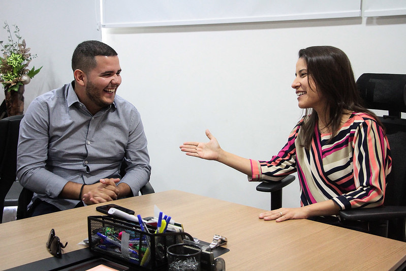 Raquel Lyra recebe jovem que viajou pelos 196 países do planeta