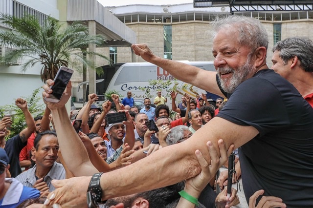 Lula deixa prisão em Curitiba