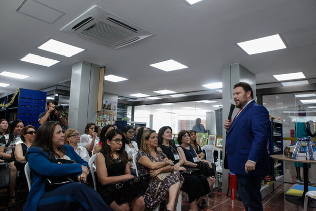 Wanderson recebe grupo de mulheres em projeto realizado pela Alepe