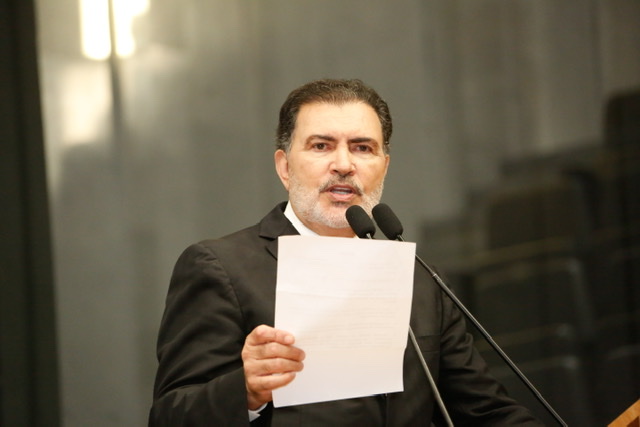 Tony usa tribuna da Alepe para destacar os dois anos do Biesp em Caruaru