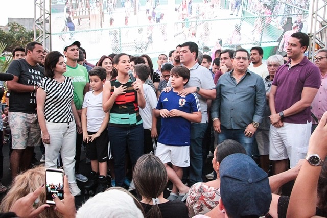 Raquel realiza entrega de etapa da Via Parque e alfineta adversários