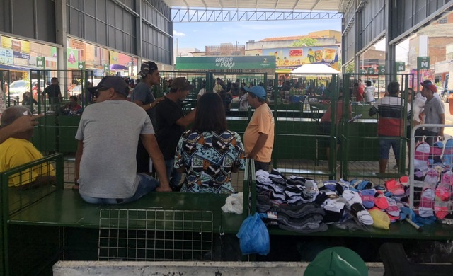 Comércio na Praça tem manhã tranquila em primeiro dia de funcionamento