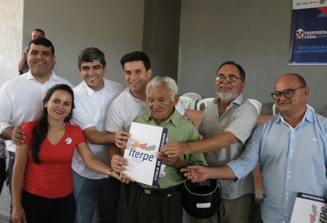 Iterpe realiza entrega de títulos de propriedade para 172 famílias rurais de Carnaíba